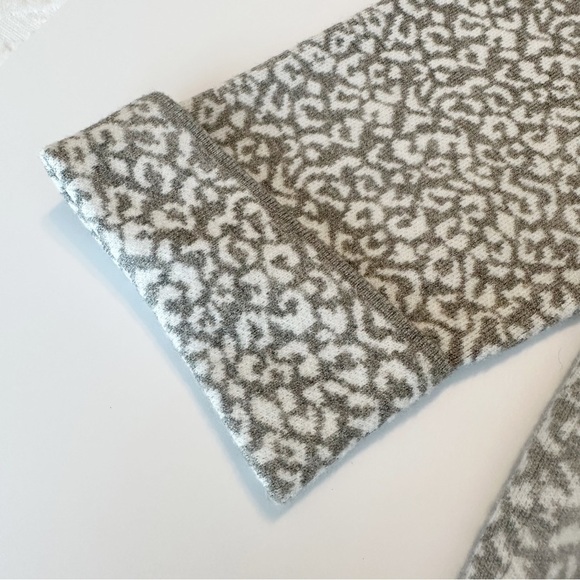 Tahari Leopard Print Gray White Pullover Round Neck Sweater - XL - Picture 8 of 11